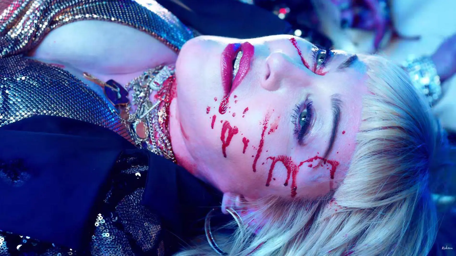 Madonna muere masacrada en un tiroteo en su video God Control (3)